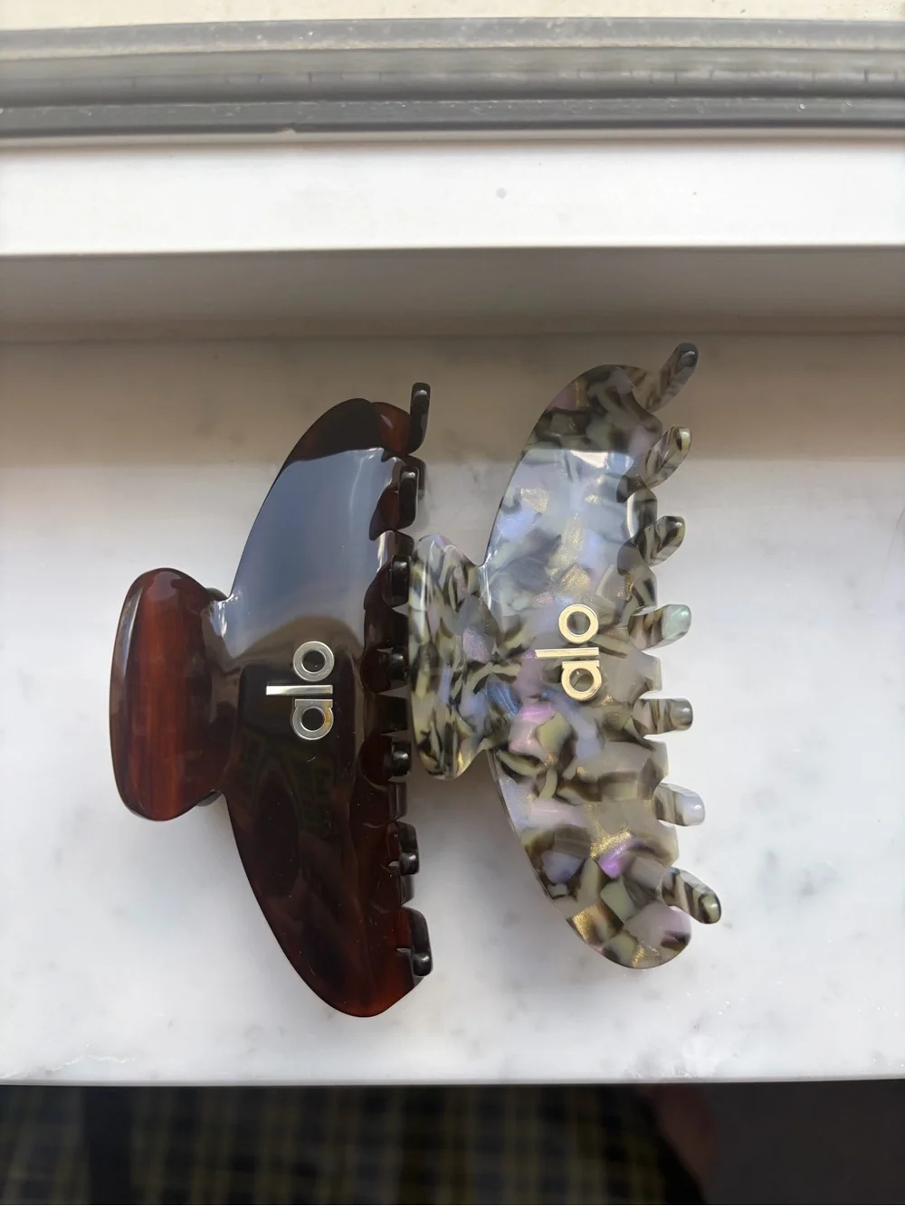 ALO 90’s Claw Clip - SET OF 2 - Brown Tortoise & Rum Cake - Picture 2 of 7